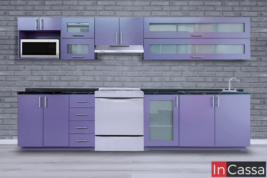 Una vista frontal de la Cocina Integral OKAYAMA de 3.60m para ESTUFA en color morado destaca sus amplias alacenas con cristal decorativo, múltiples cajones funcionales y cubierta de formaica en estilo mármol negro que aporta un contraste moderno y elegante.