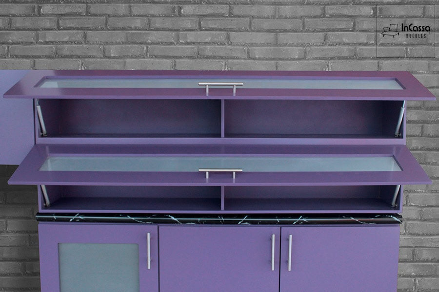 La fotografía muestra las amplias alacenas abatibles de la Cocina Integral OKAYAMA de 3.60m para ESTUFA en color morado, con cristal decorativo, divisiones internas y pistones hidráulicos que aportan un diseño moderno, práctico y elegante.