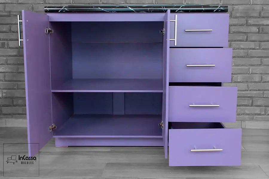 La imagen muestra los módulos inferiores de la Cocina Integral OKAYAMA de 3.60m para ESTUFA en color morado, destacando amplios compartimentos, cajones funcionales y jaladeras metálicas modernas junto a la cubierta de formaica en estilo mármol negro.