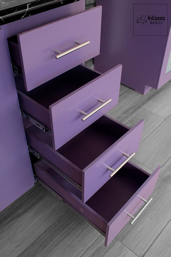 Una vista cercana de la Cocina Integral OKAYAMA de 3.60m para ESTUFA en color morado destaca sus cajones con correderas metálicas de extensión y jaladeras modernas, brindando un deslizamiento suave y mayor practicidad en el uso diario.