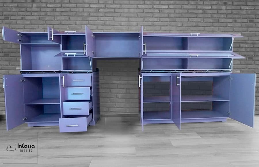 La imagen muestra la Cocina Integral OKAYAMA de 3.60m para ESTUFA en color morado con compartimentos abiertos que permiten apreciar sus amplias alacenas abatibles, cajones funcionales y múltiples espacios de almacenamiento junto a la cubierta estilo mármol negro.
