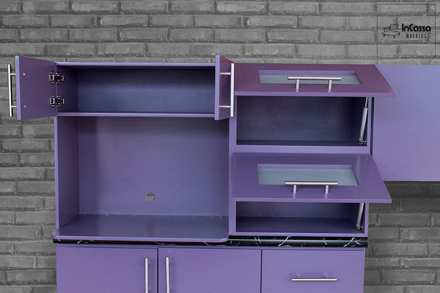 Una toma cercana de la Cocina Integral OKAYAMA de 3.60m para ESTUFA en color morado destaca las alacenas abatibles con cristal decorativo y pistones hidráulicos, además del práctico espacio para microondas.