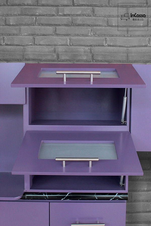 La imagen destaca las alacenas abatibles de la Cocina Integral OKAYAMA de 3.60m para ESTUFA en color morado, con cristal decorativo, jaladeras metálicas y pistones hidráulicos que brindan una apertura suave y un diseño moderno y funcional.