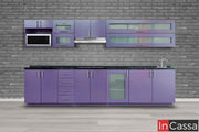 La toma frontal presenta la Cocina Integral OKAYAMA para parrilla, fabricada en MDF Chileno color uva con elegante cubierta de formaica en estilo mármol negro. Destacan sus puertas con cristal esmerilado y herrajes metálicos que aportan modernidad y funcionalidad.
