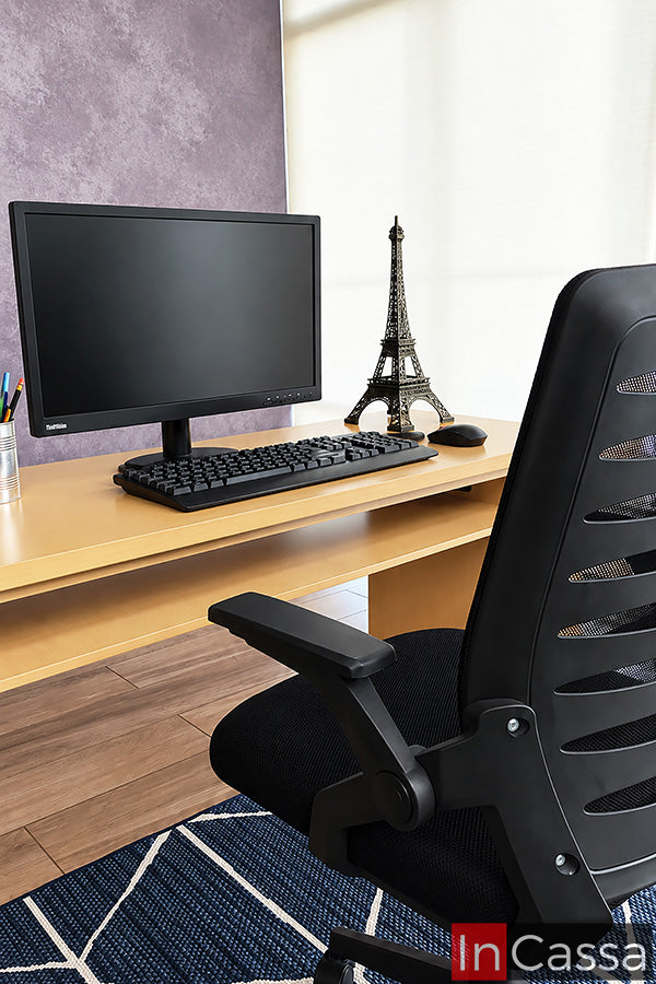 Desde una perspectiva lateral, el Escritorio estilo Lambrín Modelo ORLEANS en color natural permite apreciar el grosor de su cubierta y el compartimento abierto ubicado debajo. Su superficie amplia ofrece espacio para monitor, teclado y accesorios, mostrando una distribución cómoda para el trabajo diario.