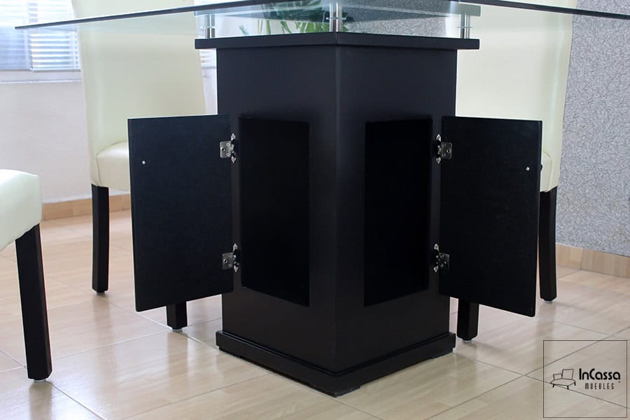 La toma resalta el pedestal del Comedor Modelo OSLO con puertas abiertas, mostrando su práctico espacio interior. Fabricado en color chocolate, combina elegancia y funcionalidad bajo una cubierta de cristal templado.