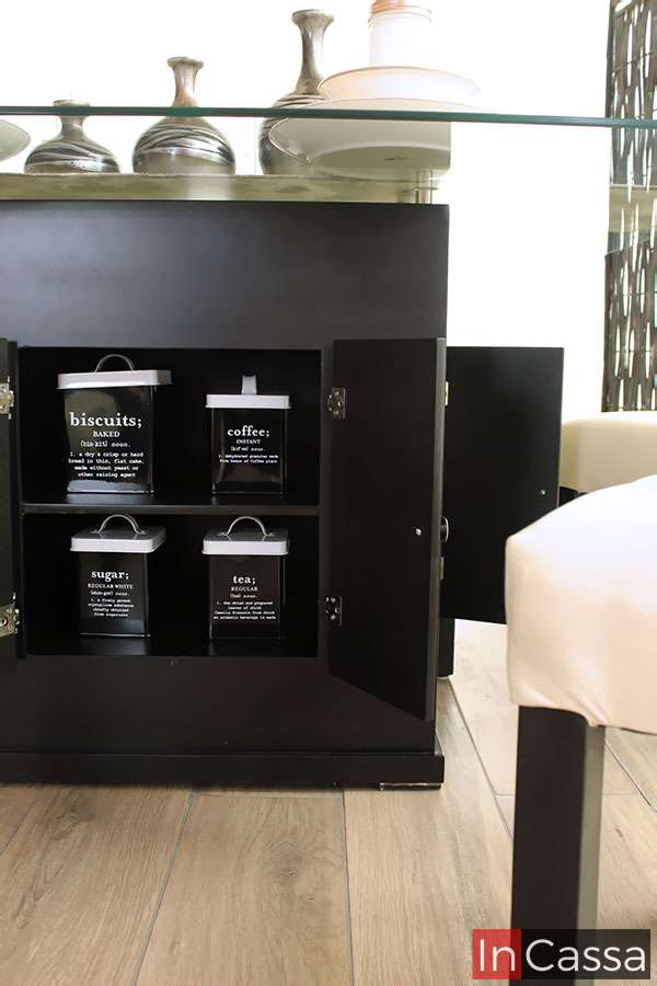 La toma resalta el espacio interior del pedestal del Comedor Modelo OSLO para 6 personas, con compartimentos amplios ideales para guardar utensilios o artículos decorativos. Su diseño funcional combina con la elegancia del cristal templado.