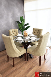 Comedor Redondo OVIEDO en color tabaco, con mesa de cubierta de vidrio y base geométrica de diseño moderno. Se acompaña de sillas capitoneadas tapizadas en sherpa buclé borrego beige, con respaldo envolvente y patas de madera, creando un conjunto cálido, elegante y acogedor.