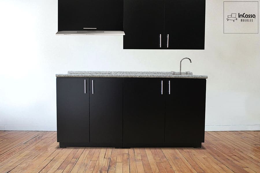 En esta imagen se observa la cocina Palmeira en elegante color chocolate, con cubierta de formaica blanco fresh, tarja metálica, alacenas superiores y campana. Su estilo sobrio se adapta a espacios modernos y funcionales.