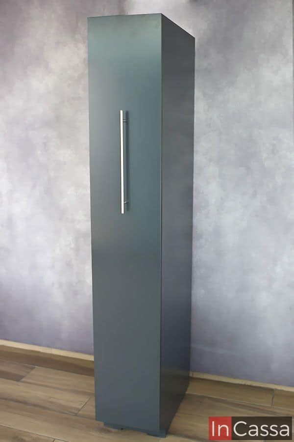 Imagen del despensero vertical completamente cerrado, con elegante acabado en tono gris oxford y jaladera metálica alargada. Su diseño estilizado lo convierte en una excelente opción para optimizar espacios sin perder funcionalidad.