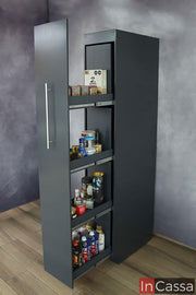 Vista del despensero, en elegante tono gris oxford, abierto mostrando su sistema de almacenamiento interno con 4 compartimentos con rieles metálicos extensibles. Ideal para mantener víveres y productos organizados y de fácil acceso en cualquier cocina moderna.