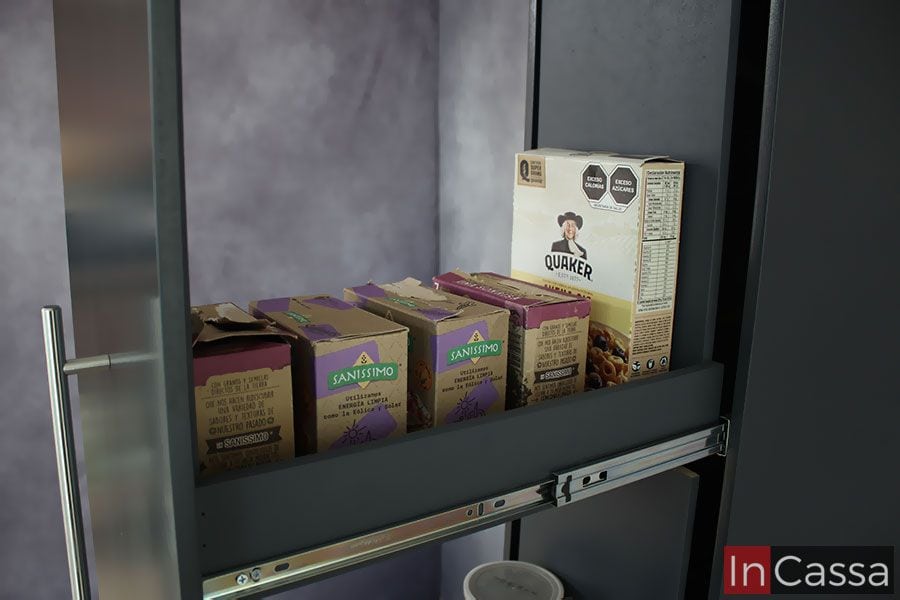 Primer nivel del despensero gris oxford con compartimento deslizable, diseñado para almacenar cajas ligeras como cereales o tostadas. Su sistema de rieles metálicos garantiza un deslizamiento suave y seguro.