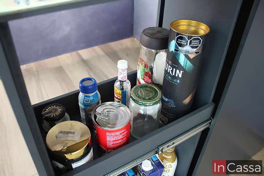 El segundo nivel del despensero aloja frascos, latas y botellas pequeñas. Su estructura en acabado gris oxford con diseño extraíble, facilitan el acceso a productos de uso frecuente en la cocina.
