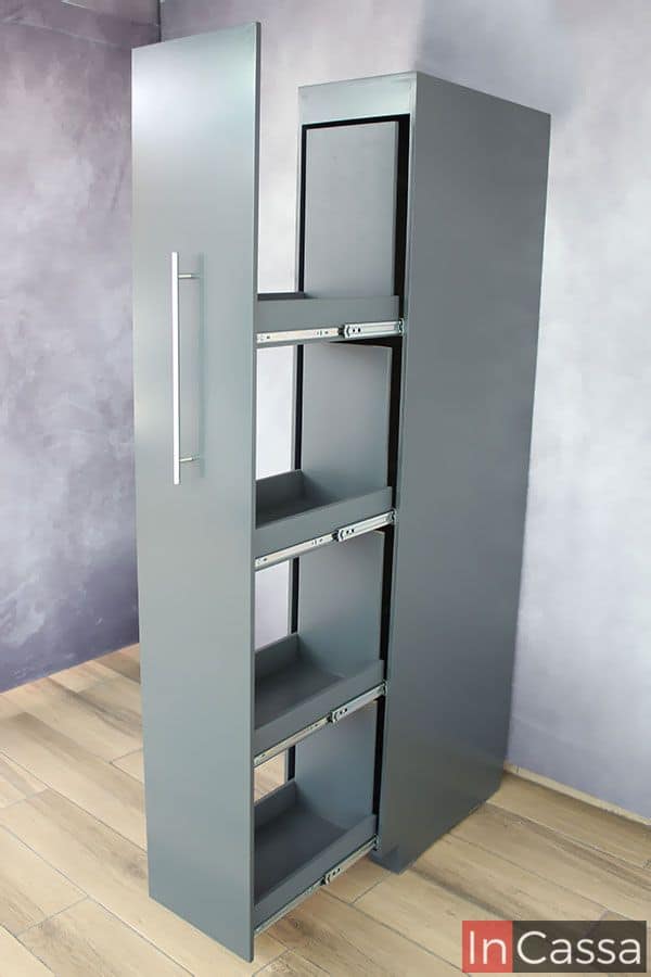 La imagen muestra el despensero con sus cuatro compartimentos metálicos totalmente abiertos, revelando su capacidad de almacenamiento vertical. Su diseño moderno y funcional, en acabado gris oxford completo, permite aprovechar al máximo espacios reducidos.