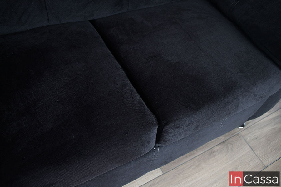 Podemos ver más a detalle los asientos del love seat, los cuales están tapizados completamente en suede color negro al igual que el resto del love seat.