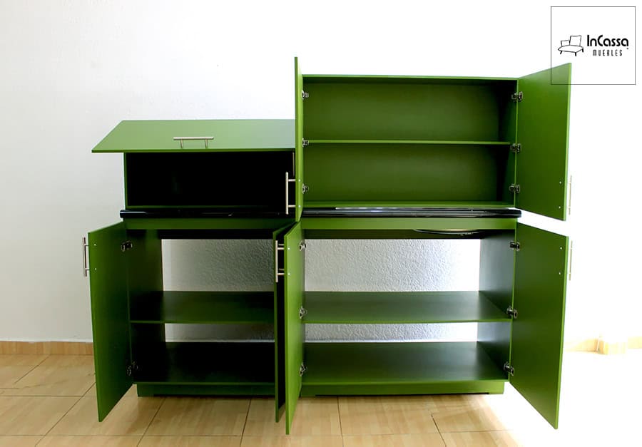 Se aprecia la cocina Palmeira con todos sus módulos abiertos en acabado verde limón completo, mostrando múltiples compartimentos amplios y funcionales para organizar vajilla, despensa o utensilios, ideal para mantener todo en orden en espacios compactos.