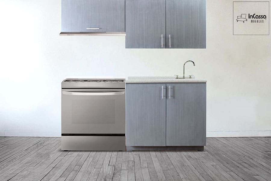 La imagen muestra una cocina integral para estufa de diseño compacto con un gabinete superior e inferior en acabado gris cenizo claro, ideal para espacios pequeños y modernos en la cocina.