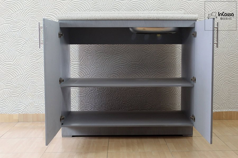 Vista del gabinete inferior en color gris cenizo claro completo, que cuenta con estantes dobles, ideal para almacenar artículos de cocina de diversos tamaños y mantener el orden.