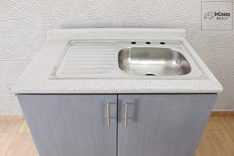 Fotografía de la tarja integrada en el mueble inferior destaca su diseño práctico en acero inoxidable, con espacio para escurrir y fácil acceso.