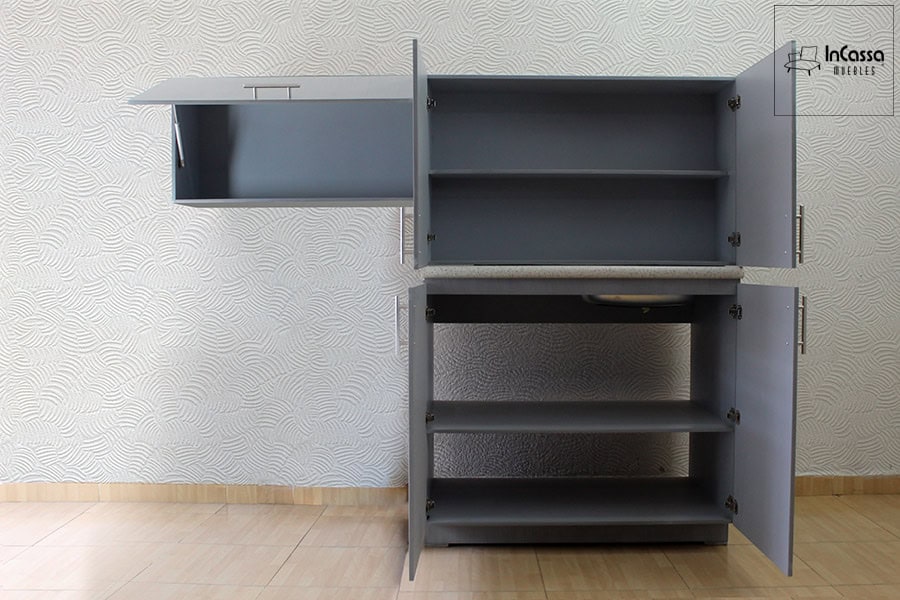 La foto presenta el interior de los gabinetes de la cocina, mostrando amplios espacios de almacenamiento en dos niveles, perfectos para organizar utensilios; además del acabado gris cenizo claro completo.