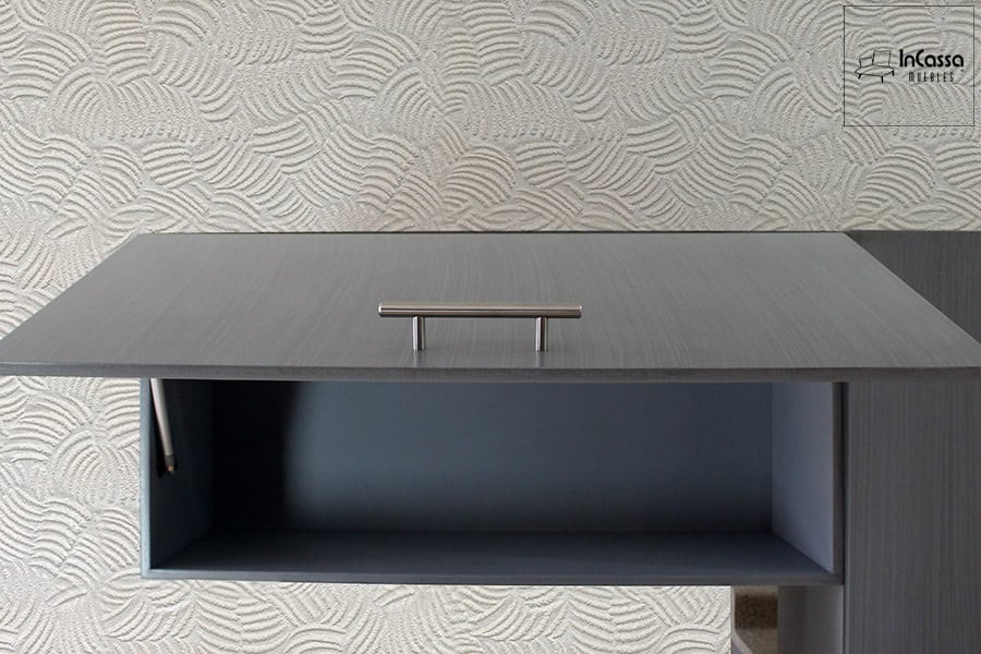 Se observa el detalle de la puerta del mueble sobre campana gris cenizo claro, con un soporte neumático, facilitando el acceso al compartimento y brindando un toque de funcionalidad.