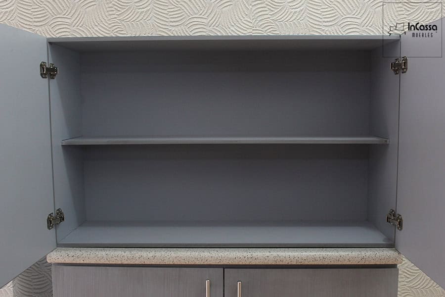 Este gabinete superior, en acabado gris cenizo claro, incluye un estante interno, maximizando el espacio de almacenamiento en la cocina y manteniendo todo bien organizado.