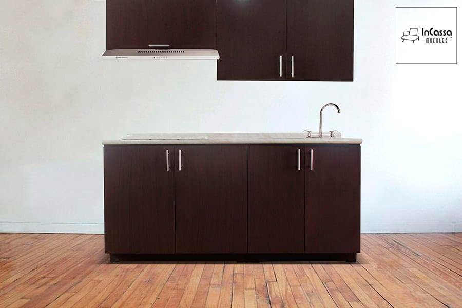 La imagen presenta la cocina Palmeira en acabado nogal, con cubierta de formaica blanca, tarja metálica, alacena superior y campana. Su diseño elegante y cálido la convierte en una excelente opción para interiores sofisticados.