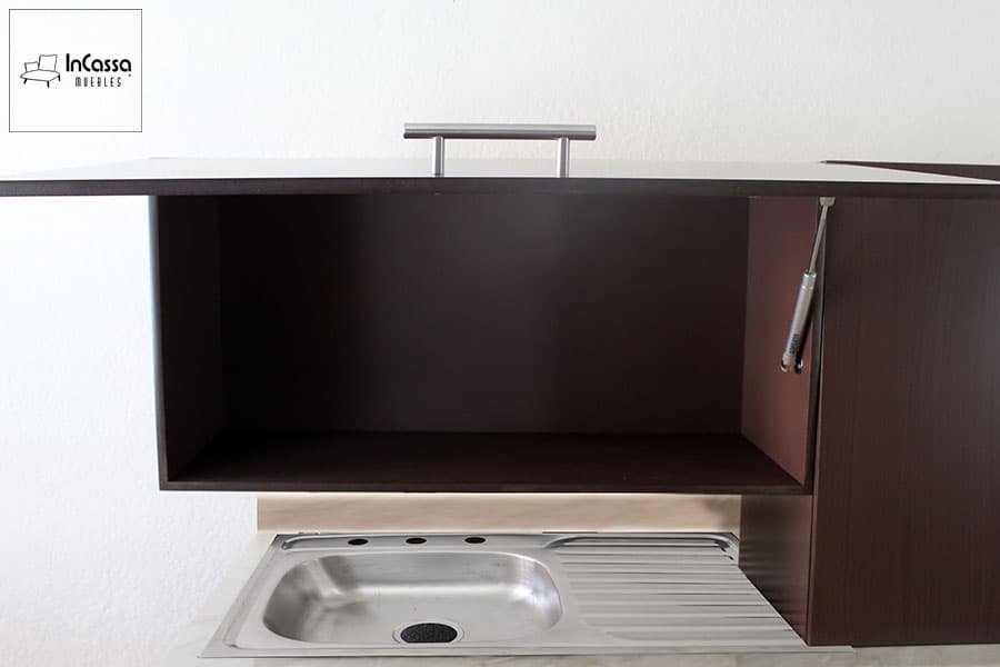 Una vista cercana del compartimento superior de la cocina Palmeira en color nogal, con puerta elevable equipada con pistón neumático a gas, ideal para facilitar el acceso al interior sin esfuerzo.