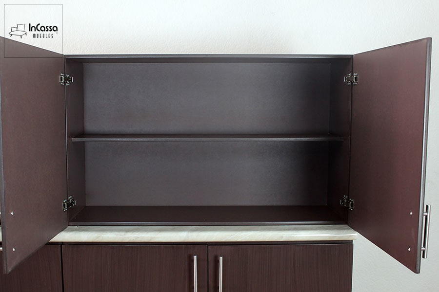 La imagen muestra la alacena superior del modelo Palmeira en color nogal con puertas abiertas, revelando una repisa central que divide el espacio en dos niveles para almacenar vajilla, despensa o utensilios de uso frecuente.