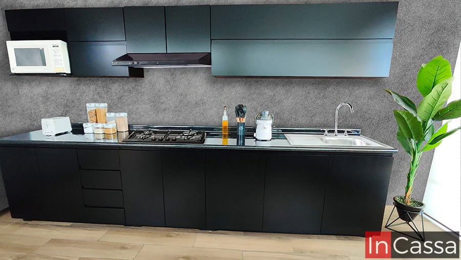 Esta elegante cocina integral destaca por su diseño minimalista en color chocolate, ideal para ambientes modernos. Cuenta con amplios espacios de almacenamiento y una distribución perfecta para organizar los utensilios.
