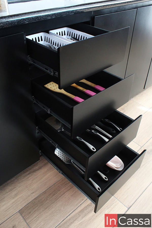 Los cajones deslizables de la cocina permiten organizar de manera eficiente los cubiertos, utensilios de cocina y otros elementos, manteniéndolos siempre en perfecto orden. Además de un acabado chocolate completo, cada cajón cuenta con riele metálicos para su apertura y cierre.