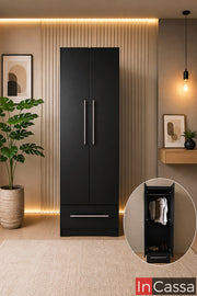 Se aprecia el Guardarropa Modelo PATAGONIA en color chocolate, una pieza de diseño moderno que destaca por sus líneas limpias, elegante acabado oscuro y gran funcionalidad. Su amplio compartimento interior con tubo para colgar prendas permite mantener ropa, abrigos y accesorios perfectamente organizados, mientras que el cajón inferior de gran capacidad ofrece espacio adicional para guardar ropa doblada, zapatos o artículos personales.