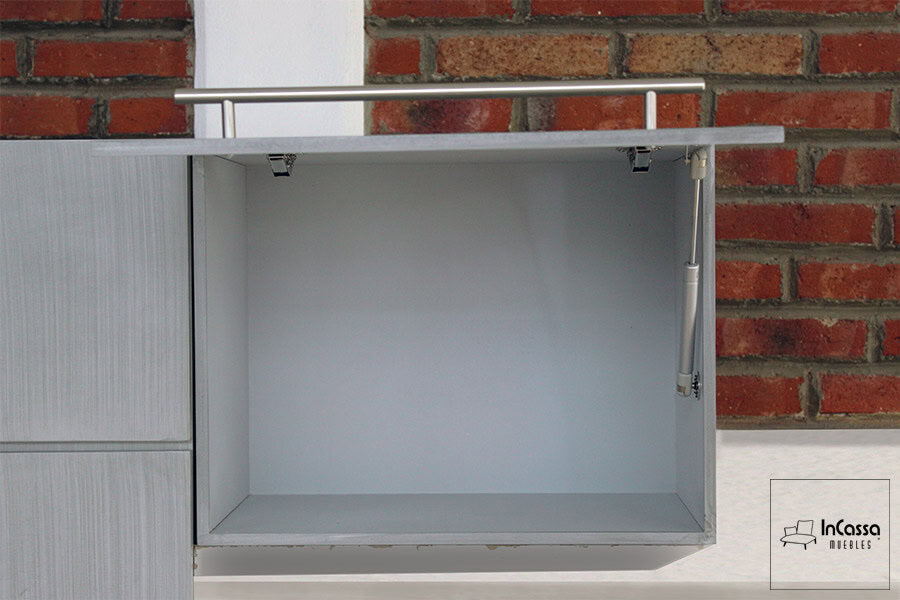 Se presenta una vista cercana del módulo superior del modelo PISA para Estufa, en acabado gris cenizo claro, equipado con soporte de pistón neumático para una apertura suave y controlada. Una solución moderna y eficiente para mantener tu cocina organizada.