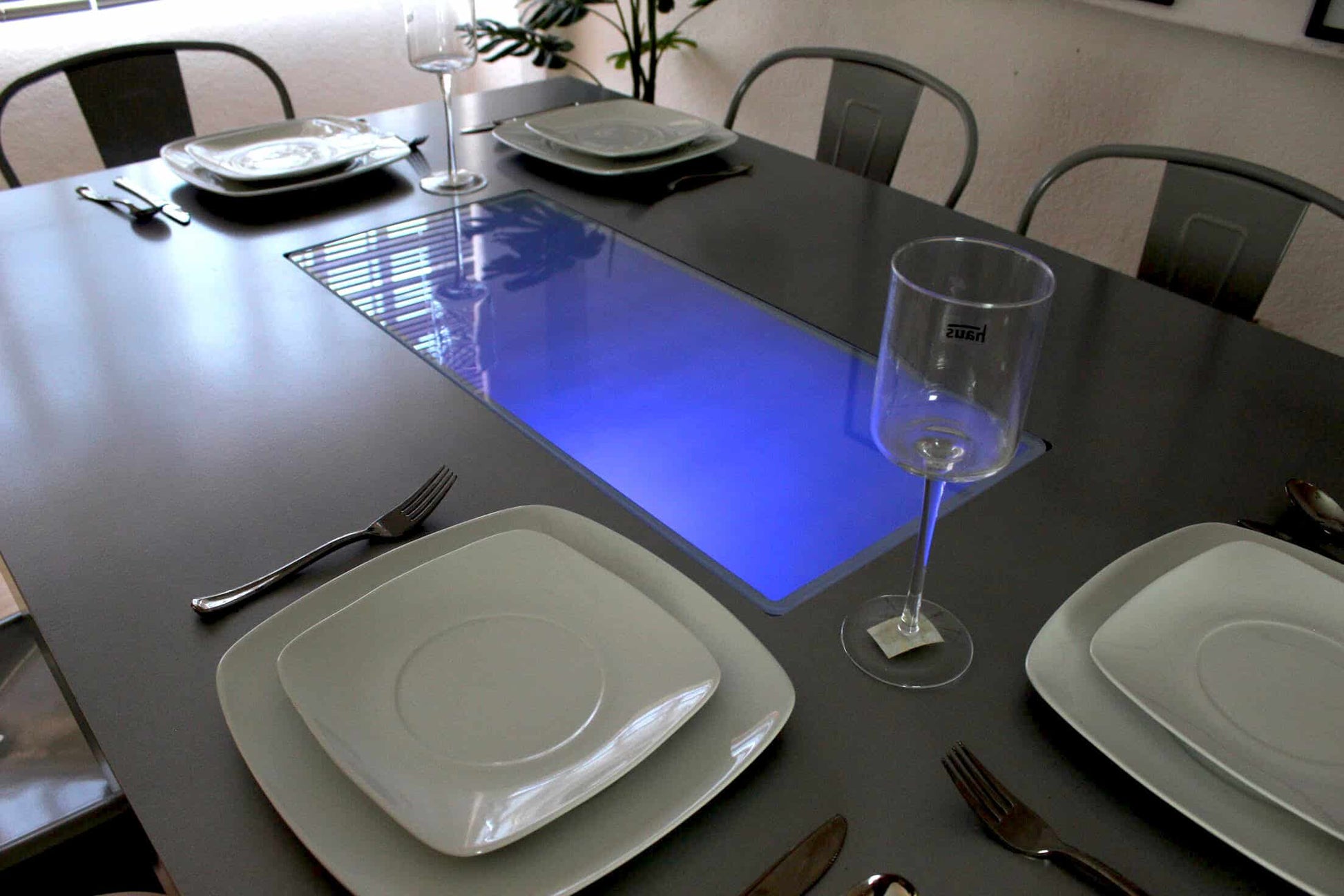 InCassa Muebles Comedor Modelo PLATEA con luz LED y silla TOLIX 8