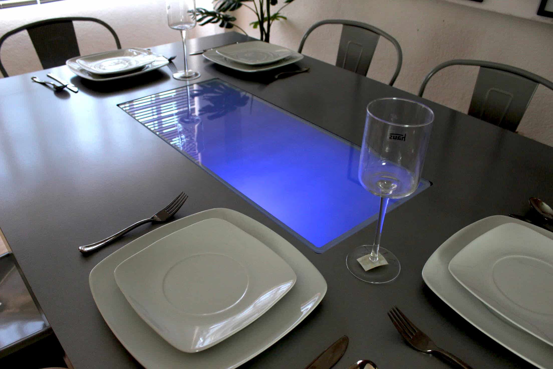 InCassa Muebles Comedor Modelo PLATEA con luz LED y silla TOLIX 8