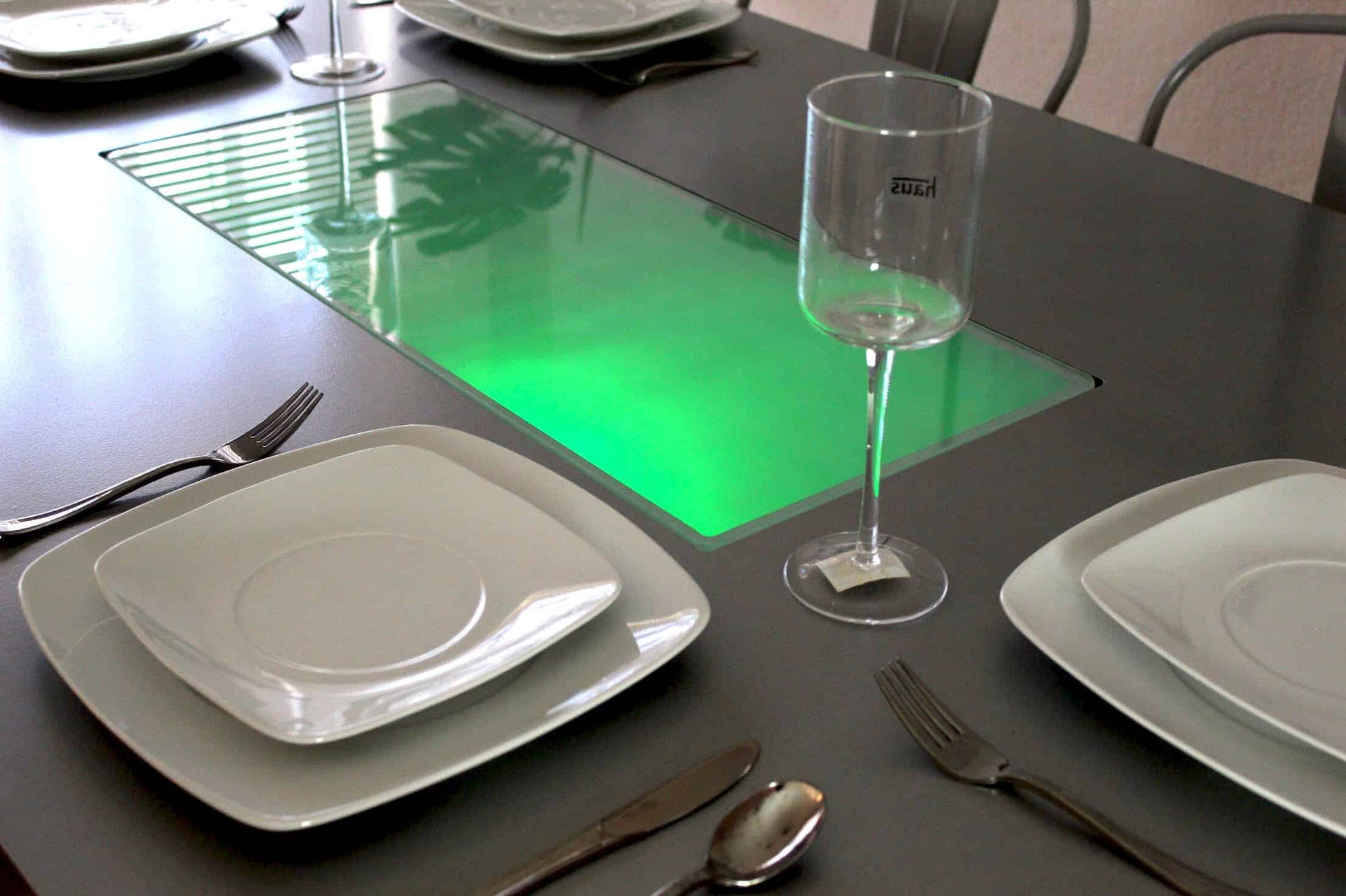 InCassa Muebles Comedor Modelo PLATEA con luz LED y silla TOLIX 11