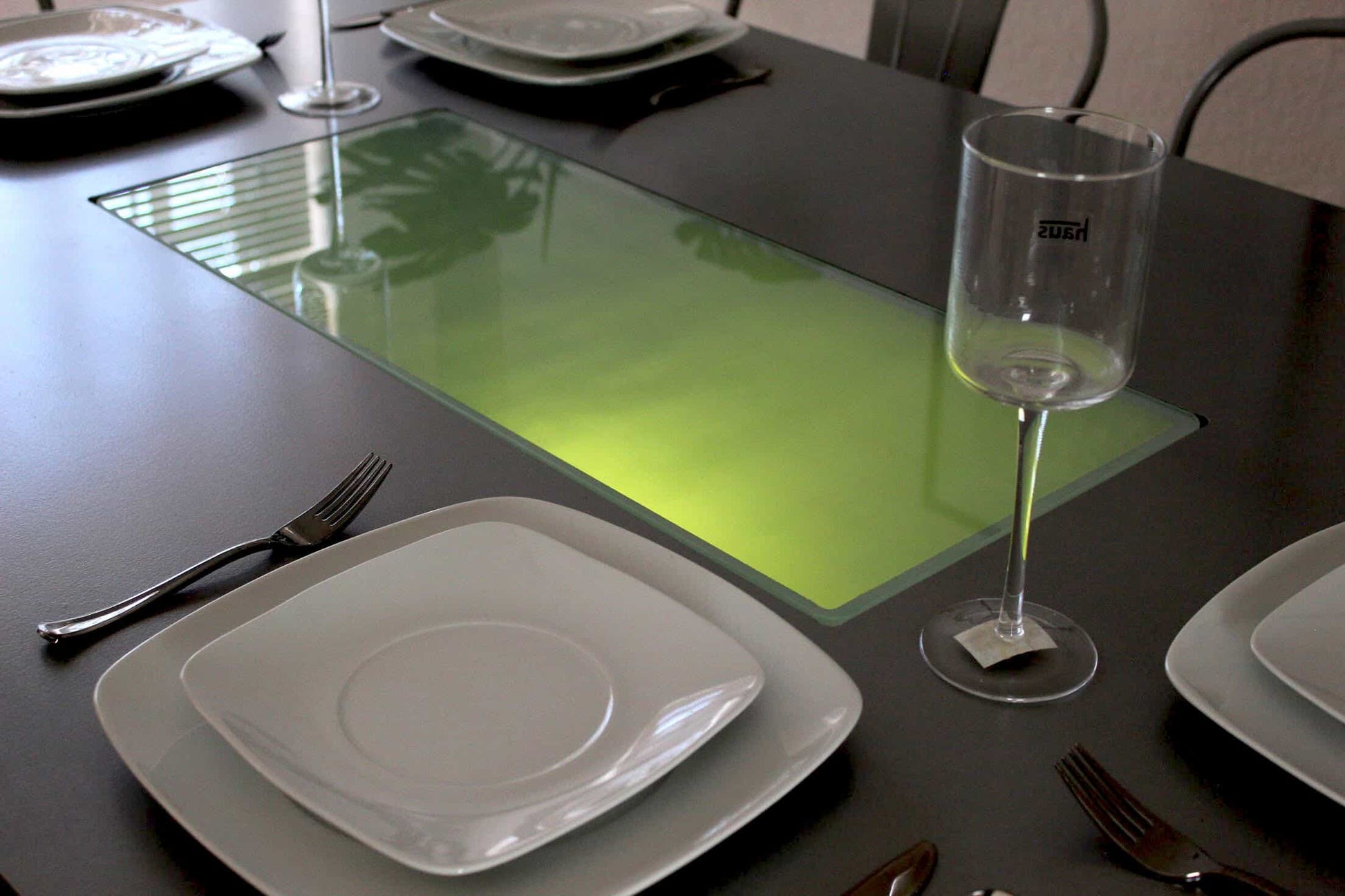 InCassa Muebles Comedor Modelo PLATEA con luz LED y silla TOLIX 12