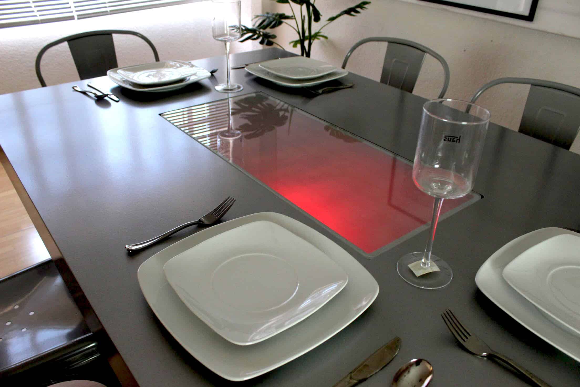 InCassa Muebles Comedor Modelo PLATEA con luz LED y silla TOLIX 10
