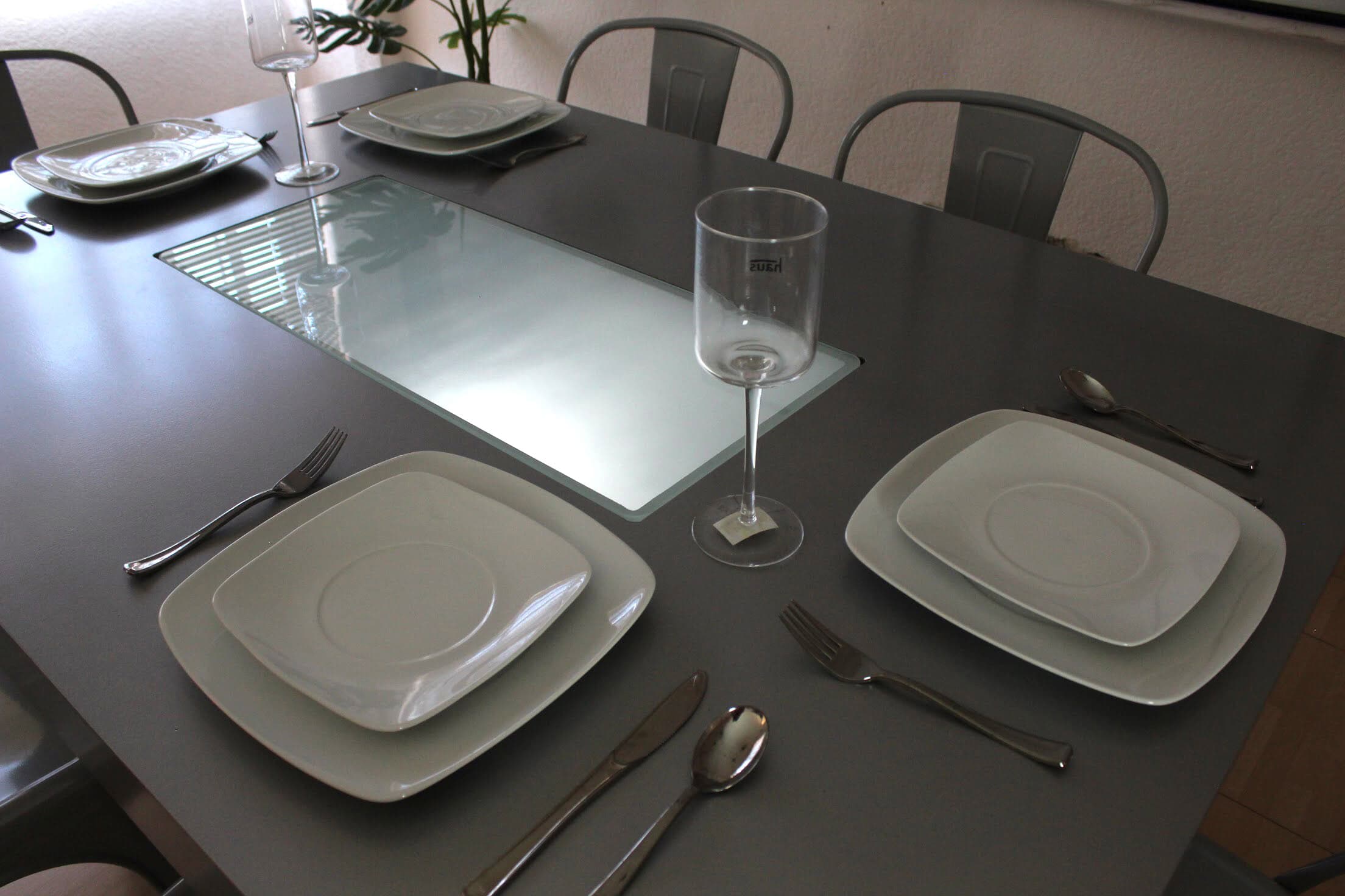 InCassa Muebles Comedor Modelo PLATEA con luz LED y silla TOLIX 13