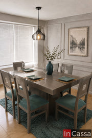 Se observa el Comedor Modelo POLONIA para 6 personas en color gris cenizo claro con asientos tapizados en suede turquesa, una propuesta de estilo contemporáneo que combina tonos neutros con un elegante contraste de color. Su amplia cubierta ofrece el espacio ideal para compartir en familia, mientras que las sillas acolchadas brindan gran comodidad y un toque moderno que realza cualquier comedor.