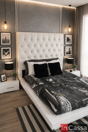 Se aprecia la Recámara Modelo PUNTA CANA en color blanco con cabecera capitoneada tapizada en suede hueso, cuyo diseño alto y acolchado se convierte en el protagonista del espacio. Su combinación de tonos claros transmite amplitud y elegancia con un estilo sofisticado y contemporáneo.