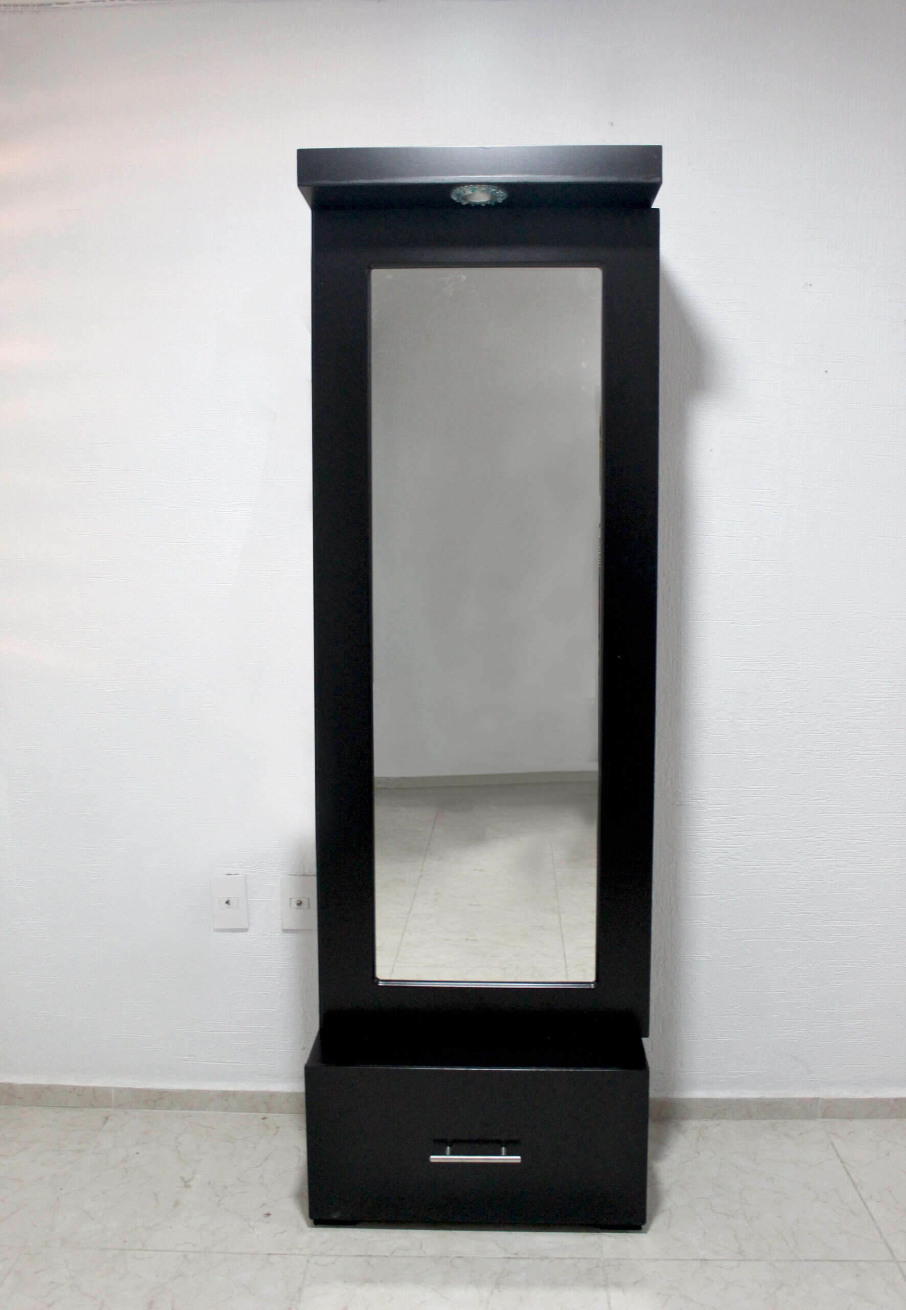 La imagen presenta una vista frontal del espejo vestidor Queens en color chocolate. Se aprecia el espejo de cuerpo completo, luz LED superior y un cajón inferior con jaladera metálica, ideal para maximizar el espacio con un toque elegante y funcional.