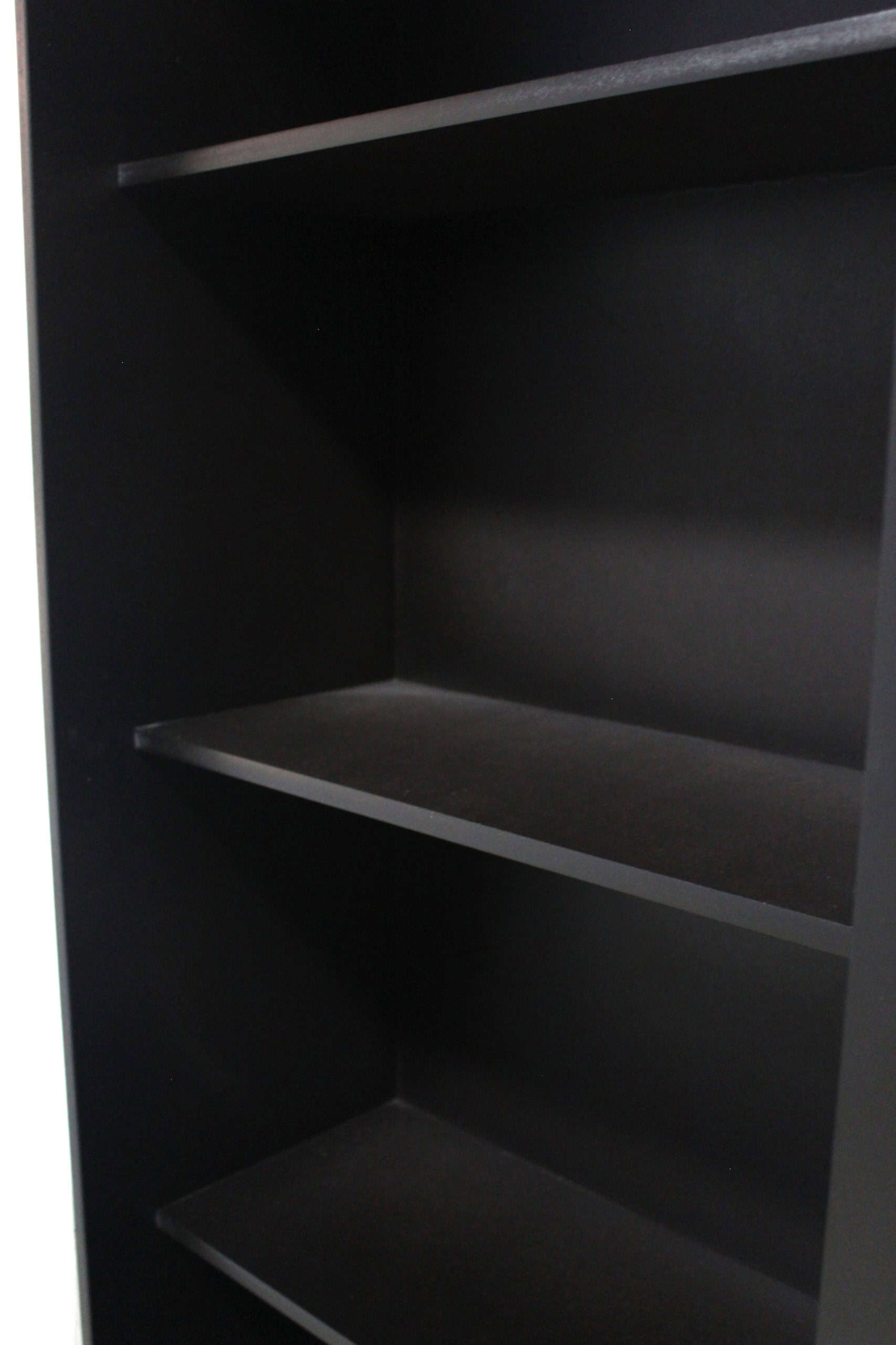 Una toma cerrada muestra las repisas interiores del espejo vestidor Queens en acabado chocolate. Estas superficies amplias y resistentes permiten organizar perfumes, maquillaje o accesorios, manteniendo todo al alcance y oculto tras el espejo.