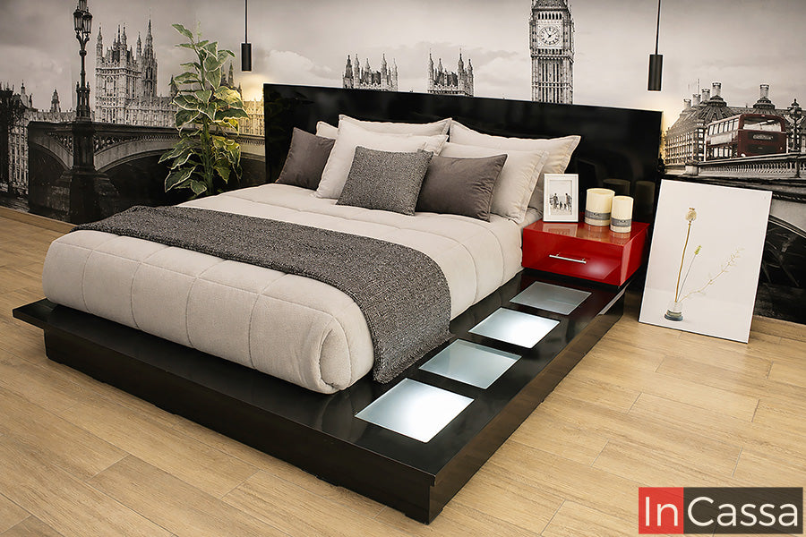 Con un diseño moderno y llamativo, la Recámara Modelo QUEVEDO combina un elegante acabado color chocolate con burós en rojo vivo que aportan un contraste lleno de personalidad. Su amplia cabecera y plataforma con detalles decorativos crean una composición contemporánea ideal para transformar la habitación.