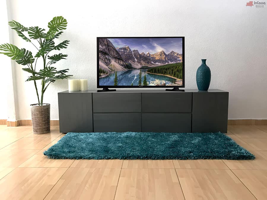 La fotografía muestra el Centro de Entretenimiento Modelo QUITO en color gris cenizo oscuro, con líneas limpias y diseño minimalista. Su estructura simétrica con seis amplios compartimentos ofrece funcionalidad y elegancia moderna.