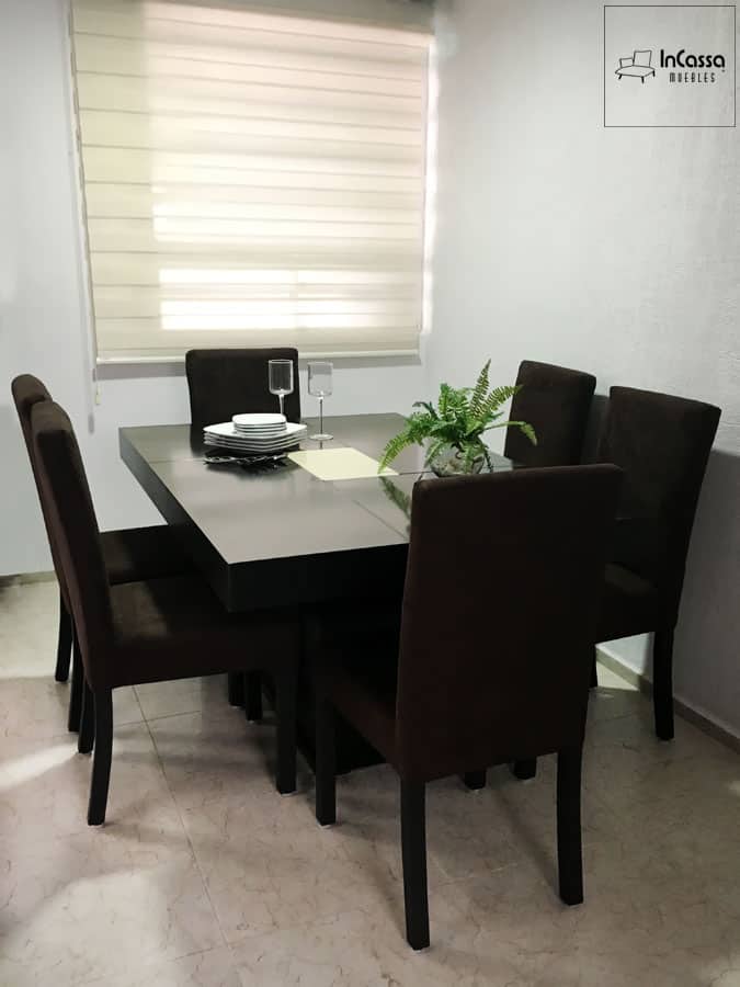 La imagen presenta el Comedor Modelo RABAT para 6 personas, con mesa en acabado chocolate y sillas tapizadas en suede color chocolate. Su diseño elegante y tonos cálidos crean un ambiente acogedor y moderno.