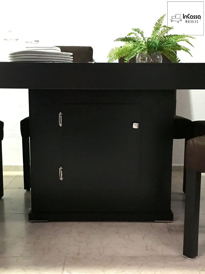 La foto muestra un acercamiento al pedestal central del Comedor Modelo RABAT, fabricado en tono chocolate con puerta funcional y herrajes metálicos. Su diseño robusto complementa la elegancia y practicidad del conjunto.