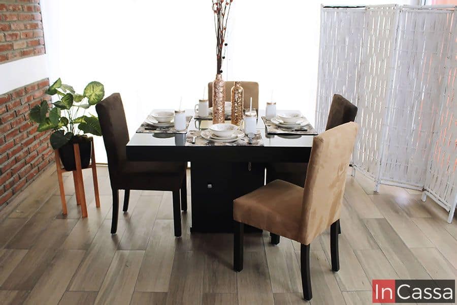 La imagen presenta el Comedor Modelo RABAT para 4 personas, con mesa en tono chocolate. Incluye dos sillas tapizadas en suede color chocolate y dos en suede camel, logrando una combinación cálida y sofisticada.
