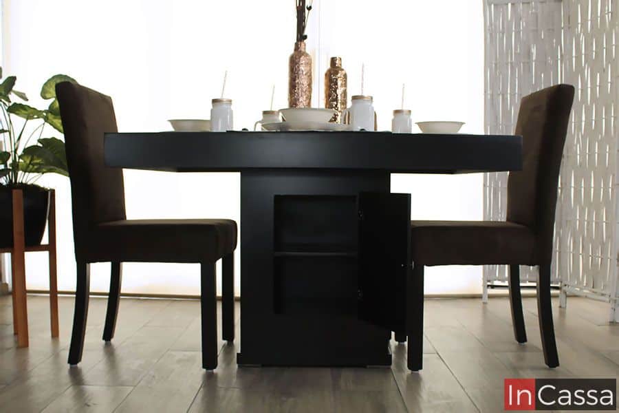 La imagen muestra el pedestal central del Comedor Modelo RABAT para 4 personas, fabricado en color chocolate con compartimentos interiores. Su diseño con puertas abatibles ofrece espacio extra para almacenar vajilla o accesorios decorativos, sin perder elegancia.