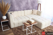 Se observa la Sala tipo NUBE Modular Modelo RODAS tapizada en suede hueso, un diseño contemporáneo que destaca por sus formas suaves, acolchado tipo nube y gran comodidad. Su configuración modular con chaise longue ofrece un amplio espacio para el descanso, mientras que su tapizado en tono hueso aporta elegancia, calidez y luminosidad, convirtiéndola en el centro de atención de cualquier sala moderna.